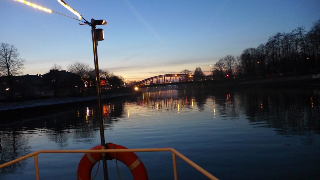Blaue Stunde auf dem Kanal